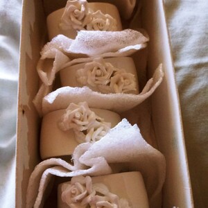 Hueso China conjunto de 4 blancos floral doble rosa servilleta anillos en caja original