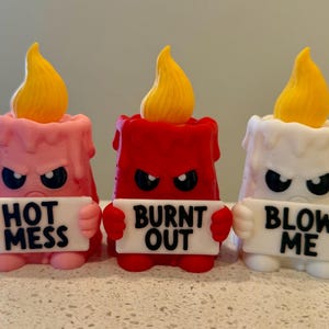 HWA - Grumpy Candle with Sign Figure