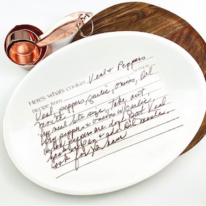 Cadeau unique pour couple pour un mariage, une douche nuptiale ou une pendaison de crémaillère. Recette réelle transférée sur une assiette ovale. image 1