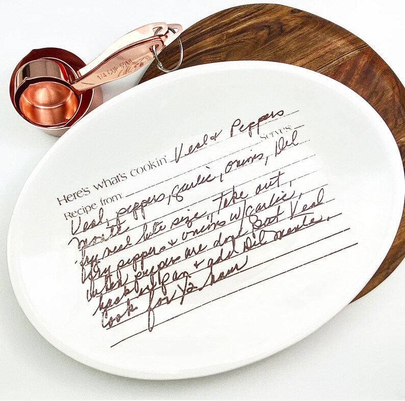 Cadeau unique pour couple pour un mariage, une douche nuptiale ou une pendaison de crémaillère. Recette réelle transférée sur une assiette ovale. image 1