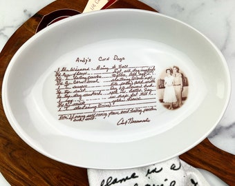 Écriture manuscrite transférée sur une assiette adaptée aux aliments et allant au four pour afficher la recette de vos proches. Cadeau de famille personnalisé.