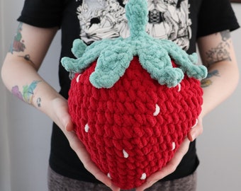 Coussin fraise au crochet