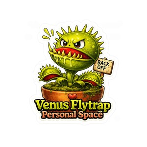 Puede incluir: Una pegatina que muestra una planta carnívora Venus atrapamoscas verde y enfadada en una maceta marrón con un pequeño corazón rojo. La planta sostiene un cartel de madera que dice BACK OFF. Debajo, el texto dice VENUS FLYTRAP Personal Space en amarillo.