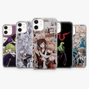 Pode incluir: Cinco capas transparentes para telemóvel com várias ilustrações de personagens estilo anime de Code Geass. Os designs incluem padrões de colagem, retratos de personagens com cabelo verde e prateado, e uma capa preta com um gráfico de colarinho.
