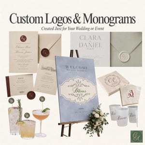 Pode incluir: Uma coleção de artigos de papelaria para casamentos e eventos personalizados com logotipos e monogramas. Inclui convites com selos de cera, uma placa de boas-vindas azul, guardanapos e agitadores de coquetel. Texto: Custom Logos & Monograms.