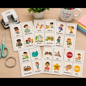 Op de afbeelding: Een set educatieve visuele dagritmekaarten met kleurrijke illustraties van dagelijkse schoolactiviteiten en taken, voorzien van tekstlabels zoals Color, Belly breaths, Recess, Clean up, Go home, Get on bus, Wash hands, Tissue, More, Help, Stop en Wait.