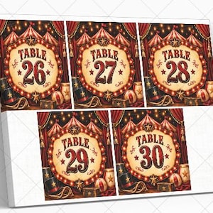 Pode incluir: Um conjunto de cinco cartões de mesa retangulares com tema de circo rotulados como Mesa 26, 27, 28, 29 e 30. Cada cartão apresenta um letreiro estilo marquise com cortinas de tenda listradas em vermelho e branco, cartola, corda e bola.