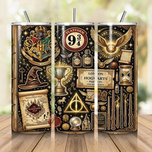 Peut inclure: Un gobelet cylindrique avec paille sur fond noir orné d'illustrations dorées d'objets magiques dont un blason, un chapeau de tri, une carte, un vif d'or, des baguettes, un sablier et le texte Platform 9 3/4 et Hogwarts.