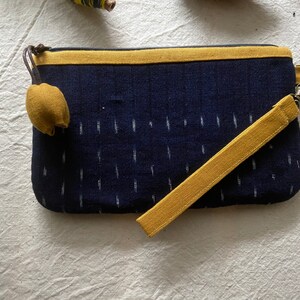 Monedero de pulsera vegano con tela tejida a mano Ikat indigo