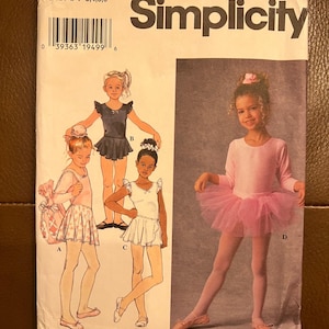 Könnte beinhalten: Simplicity Schnittmuster 7351 in Größe AA 3, 4, 5, 6. Die Hülle zeigt Illustrationen und ein Foto von Tanzbekleidung, einschließlich Trikots mit Röcken und einem Tutu. Die Entwürfe zeigen verschiedene Ärmellängen, Ausschnitte und Rockstile.