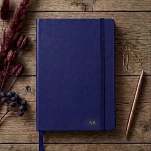 Personlig anteckningsbok, handpräglade initialer, linjerad A5-journal, personligt monogram