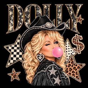 Peut inclure: Un design graphique représentant une personne blonde portant un chapeau de cowboy noir et une veste noire à franges avec des étoiles. La personne fait un clin d'œil et une bulle de chewing-gum rose. Le mot DOLLY apparaît avec un signe dollar.