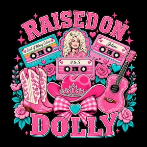 Puede incluir: Un diseño gráfico con el texto RAISED ON DOLLY en letras rosas. Incluye un retrato de una mujer rubia, tres casetes etiquetados como Coat of Many Colors, Jolene y 9 to 5, botas vaqueras rosas, un sombrero vaquero rosa con una tiara y una guitarra rosa.