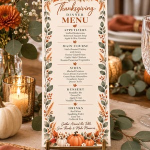 Könnte beinhalten: Eine vertikale Thanksgiving-Menükarte mit einem Aquarellrand aus Kürbissen, Herbstblättern und Eukalyptus. Der Text listet Vorspeisen, Hauptgerichte, Beilagen, Desserts und Getränke auf und endet mit dem Satz Gather Around the Table.