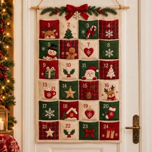 Può includere: Un calendario dell'avvento in tessuto da appendere alla parete con ventiquattro tasche numerate nei colori rosso, verde e crema. Ogni tasca presenta motivi natalizi ricamati come renne, pupazzi di neve, Babbo Natale, alberi, fiocchi di neve e regali, con un fiocco rosso.