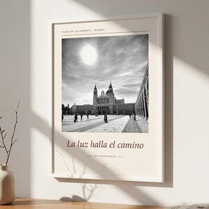 La luz halla el camino | Plaza de la Armería Madrid Fine Art Print | Almudena Cathedral Black and White Photography bild 4