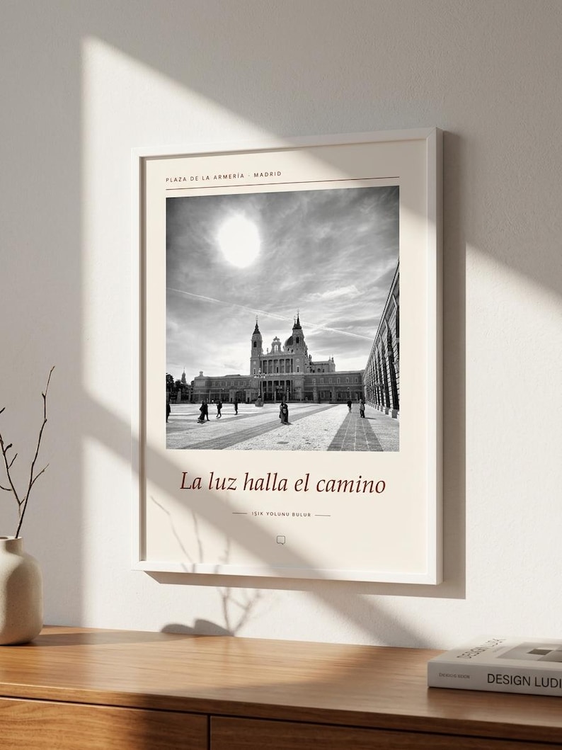 La luz halla el camino | Plaza de la Armería Madrid Fine Art Print | Almudena Cathedral Black and White Photography bild 4