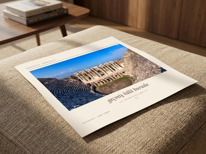 Puede incluir: Una impresi&oacute;n cuadrada con una fotograf&iacute;a del teatro antiguo de Hier&aacute;polis en Pamukkale. El texto dice Hierapolis Pamukkale, Ge&ccedil;miş h&acirc;l&acirc; burada, The past is still here y Photography Ahmet &Ccedil;i&ccedil;ek. La impresi&oacute;n tiene un borde de color crema.