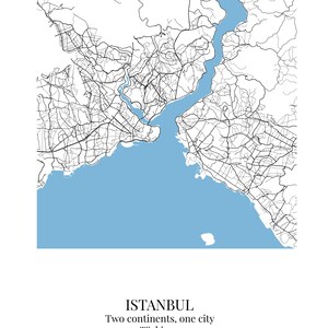 Puede incluir: Un mapa impreso de Estambul, T&uuml;rkiye, con l&iacute;neas de calles negras sobre un fondo blanco y el estrecho del B&oacute;sforo en azul claro. El texto debajo dice: ISTANBUL, Two continents, one city, T&uuml;rkiye. El dise&ntilde;o est&aacute; centrado y es claro.