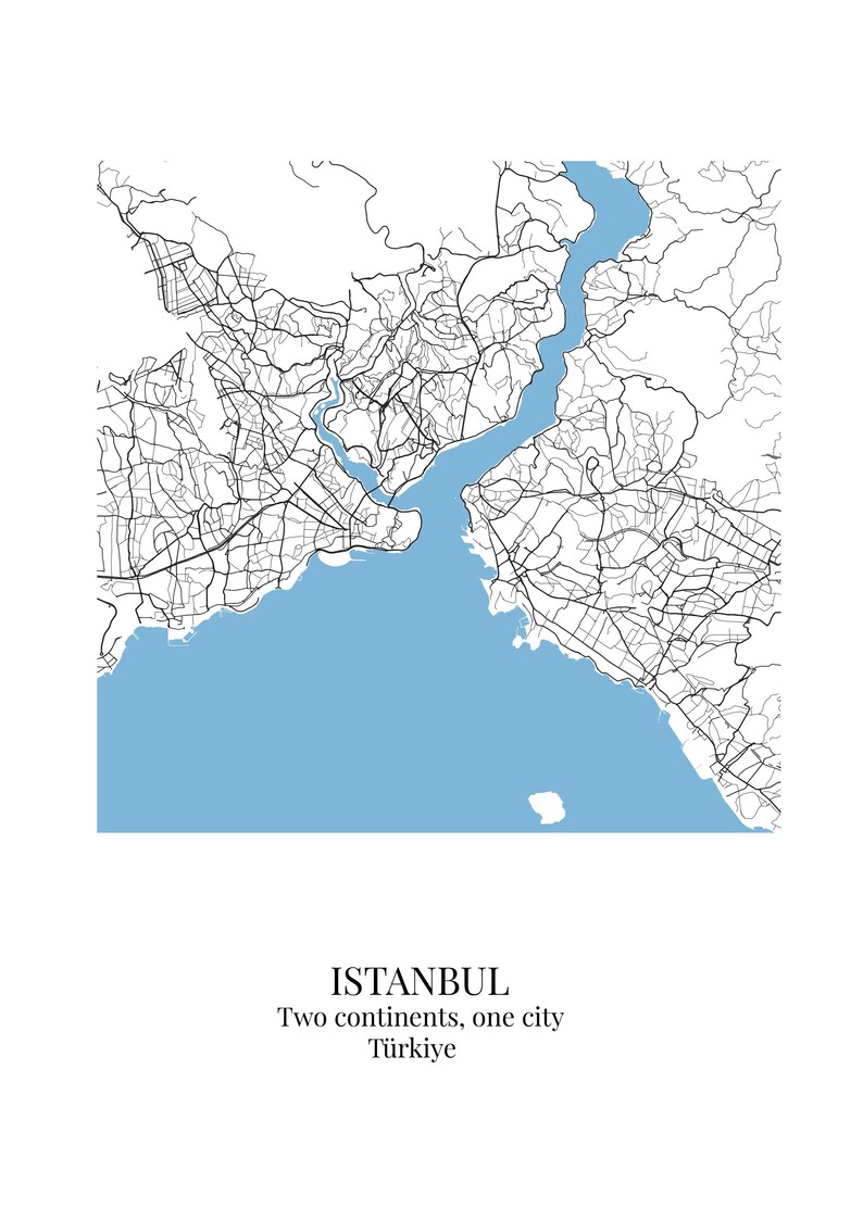 Puede incluir: Un mapa impreso de Estambul, T&uuml;rkiye, con l&iacute;neas de calles negras sobre un fondo blanco y el estrecho del B&oacute;sforo en azul claro. El texto debajo dice: ISTANBUL, Two continents, one city, T&uuml;rkiye. El dise&ntilde;o est&aacute; centrado y es claro.