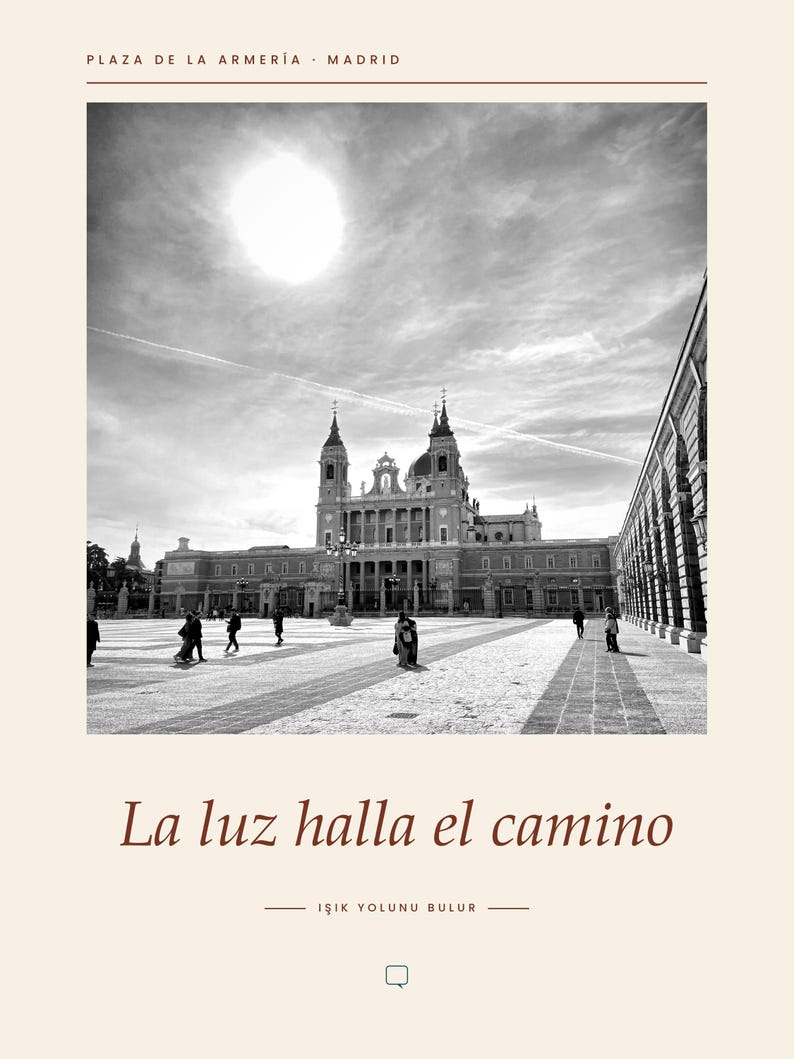 Op de afbeelding: Een zwart-witfoto van de Plaza de la Armer&iacute;a in Madrid, met de Almudena-kathedraal onder een felle zon. De tekst 'PLAZA DE LA ARMER&Iacute;A &middot; MADRID' staat bovenaan, met 'La luz halla el camino' en 'IŞIK YOLUNU BULUR' aan de onderzijde van de afbeelding.