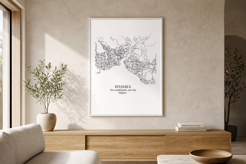 Puede incluir: Una l&aacute;mina de arte mural enmarcada con un mapa en blanco y negro de Estambul. El gr&aacute;fico muestra intrincadas l&iacute;neas de calles y el texto ISTANBUL, Two continents, one city, T&uuml;rkiye, centrado bajo el mapa en una fuente serif negra.