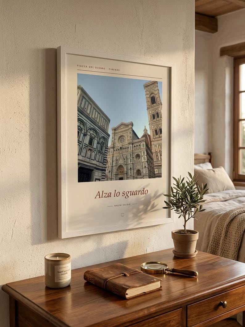 Op de afbeelding: Een ingelijste kunstdruk met een foto van de Piazza del Duomo in Florence, Itali&euml;. De print bevat de tekst 'PIAZZA DEL DUOMO FIRENZE' bovenaan en 'Alza lo sguardo' met 'BASINI VALDIE' onder de afbeelding in een witte lijst.