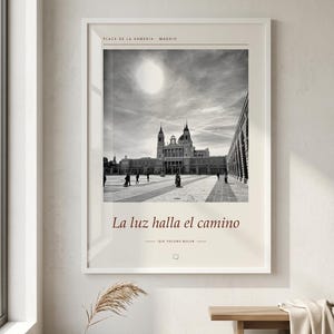 La luz halla el camino | Plaza de la Armería Madrid Fine Art Print | Almudena Cathedral Black and White Photography bild 3