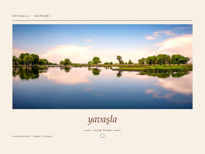 Pode incluir: Uma fotografia de paisagem de um lago calmo que reflete o c&eacute;u azul e as nuvens, rodeado por &aacute;rvores verdes. O texto SOYSALLI - KAYSERI aparece no topo, enquanto a palavra yavaşla e a tradu&ccedil;&atilde;o SLOW DOWN est&atilde;o impressas abaixo.
