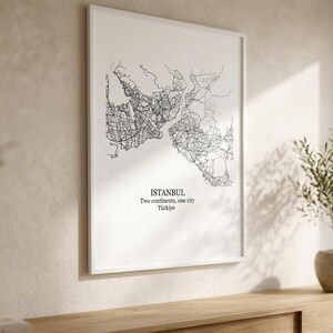 Puede incluir: Una l&aacute;mina de arte enmarcada con un mapa en blanco y negro de Estambul. La impresi&oacute;n incluye el texto ISTANBUL, Two continents, one city y T&uuml;rkiye. El mapa muestra intrincadas redes de calles en l&iacute;neas negras sobre un fondo blanco.