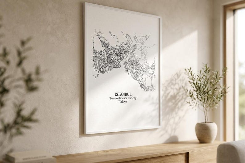 Puede incluir: Una l&aacute;mina de arte enmarcada con un mapa en blanco y negro de Estambul. La impresi&oacute;n incluye el texto ISTANBUL, Two continents, one city y T&uuml;rkiye. El mapa muestra intrincadas redes de calles en l&iacute;neas negras sobre un fondo blanco.
