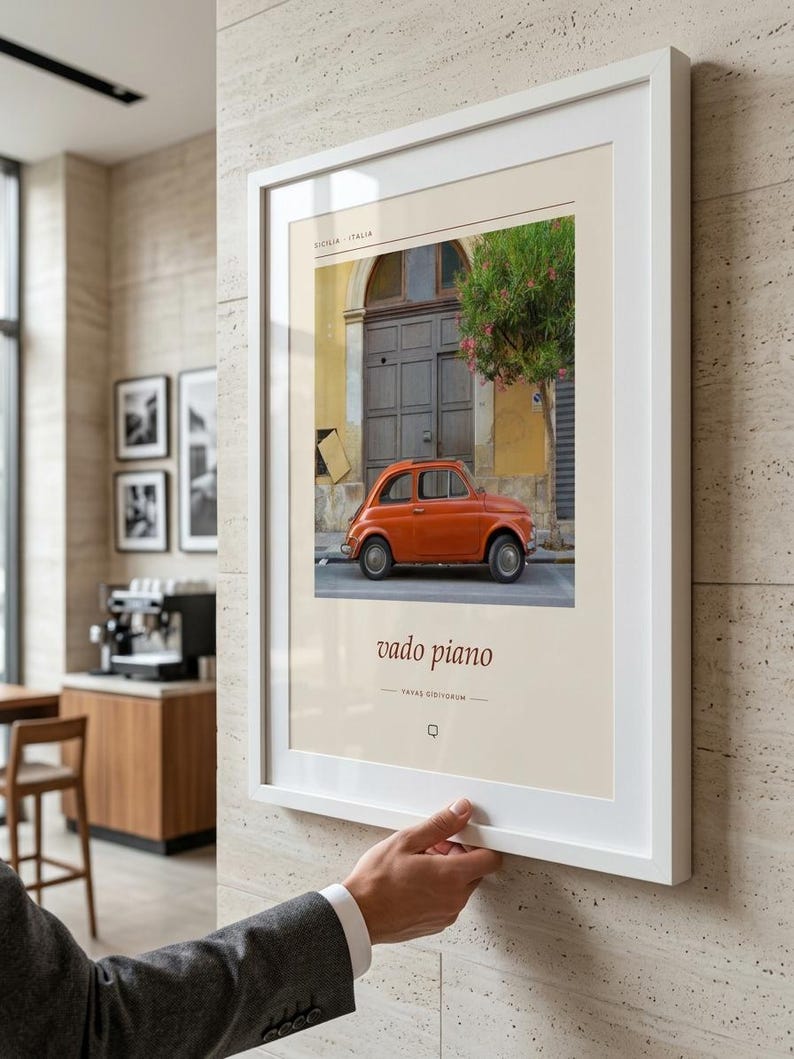 Może przedstawiać: Oprawiony wydruk artystyczny przedstawiający fotografię pomarańczowego zabytkowego samochodu zaparkowanego przed ciemnymi drewnianymi drzwiami na Sycylii we Włoszech. Wydruk zawiera tekst "SICILIA ITALIA" na g&oacute;rze oraz "vado piano" z "YAVAŞ GİDİYORUM" poniżej.