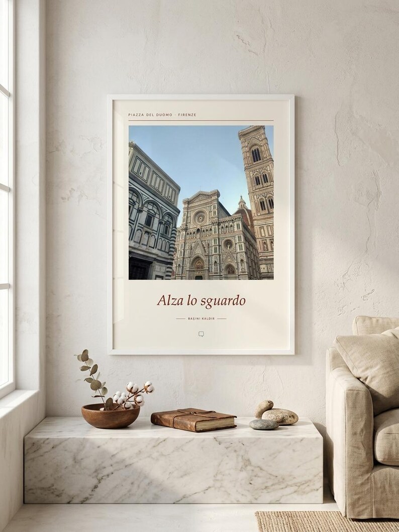 Puede incluir: Una l&aacute;mina art&iacute;stica enmarcada con una fotograf&iacute;a de la Piazza del Duomo en Florencia, Italia. La impresi&oacute;n incluye el texto Piazza del Duomo Firenze en la parte superior y la frase Alza lo sguardo con el nombre Basini Kaldir bajo la imagen.