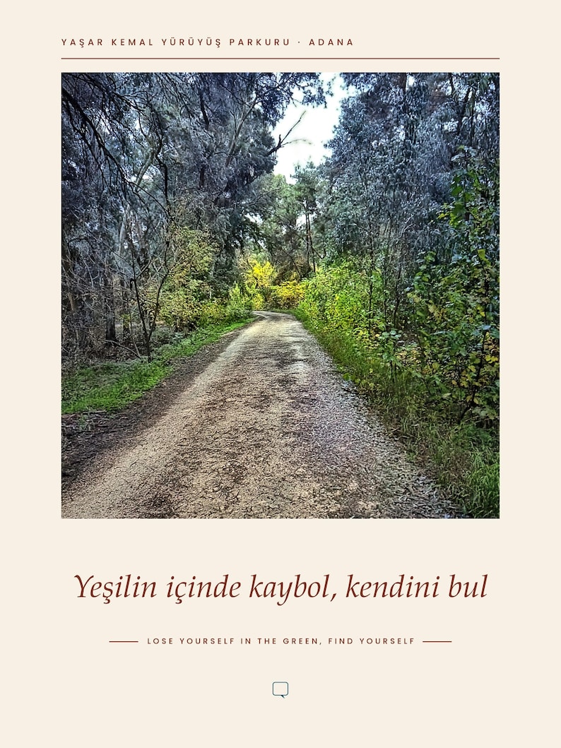 Puede incluir: Un p&oacute;ster rectangular que muestra un sendero de grava a trav&eacute;s de un bosque denso con follaje verde y amarillo. El texto dice YAŞAR KEMAL Y&Uuml;R&Uuml;Y&Uuml;Ş PARKURU ADANA en la parte superior y Yeşilin i&ccedil;inde kaybol, kendini bul con traducci&oacute;n.