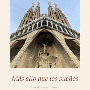 K&ouml;nnte beinhalten: Eine Froschperspektive der Basilika Sagrada Familia in Barcelona mit hohen Steint&uuml;rmen und komplexen Fassadenskulpturen, einschlie&szlig;lich eines zentralen Kruzifixes. Der Text EIXAMPLE BARCELONA und M&aacute;s alto que los sue&ntilde;os ist abgebildet.