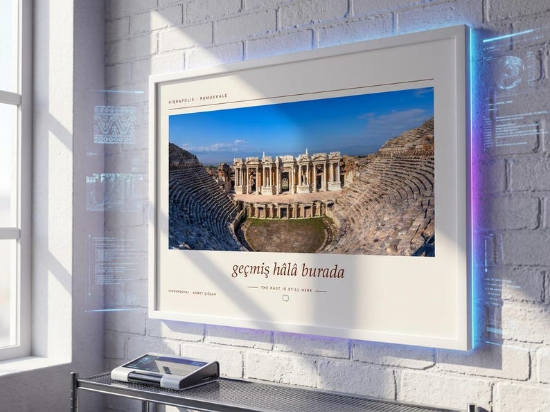 Puede incluir: Una l&aacute;mina de pared enmarcada con una fotograf&iacute;a del teatro antiguo de Hier&aacute;polis en Pamukkale. La l&aacute;mina incluye el texto Hierapolis Pamukkale, la frase ge&ccedil;miş h&acirc;l&acirc; burada y la traducci&oacute;n al ingl&eacute;s The past is still here.