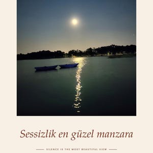 Puede incluir: Una fotograf&iacute;a nocturna del paisaje de Seyhan Baraj G&ouml;l&uuml; en Adana con dos peque&ntilde;as barcas en aguas tranquilas bajo una luna llena brillante. El texto dice SEYHAN BARAJ G&Ouml;L&Uuml; ADANA, Sessizlik en g&uuml;zel manzara y SILENCE IS THE MOST BEAUTIFUL VIEW.