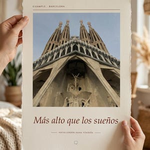 K&ouml;nnte beinhalten: Ein rechteckiger Kunstdruck auf strukturiertem cremefarbenem Papier mit einer Froschperspektiven-Fotografie der Sagrada Familia in Barcelona. Oben steht der Text EIXAMPLE BARCELONA, darunter der Satz M&aacute;s alto que los sue&ntilde;os.