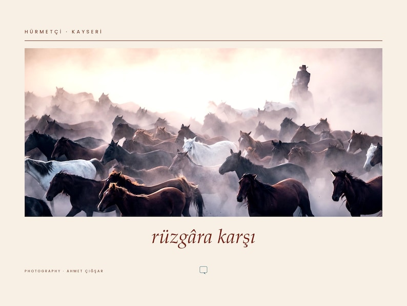 Op de afbeelding: Een landschapsfoto getiteld r&uuml;zg&acirc;ra karşı met een grote kudde paarden die door een stoffig veld in H&uuml;rmet&ccedil;i, Kayseri rent. Een ruiter is in de verte zichtbaar in de nevel. De afbeelding bevat de tekst H&Uuml;RMET&Ccedil;I &middot; KAYSERI.