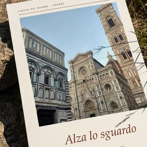 Op de afbeelding: Een rechthoekige print met een foto van de Piazza del Duomo in Florence, Itali&euml;, met de tekst Piazza del Duomo - Firenze bovenaan en Alza lo sguardo en BAŞINI KALDIR in bruine letters onder de afbeelding van de kathedraal.