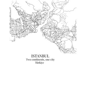 Puede incluir: Un mapa impreso en blanco y negro de Estambul, T&uuml;rkiye, que muestra intrincadas redes de calles a ambos lados del B&oacute;sforo. El texto debajo del mapa dice: ISTANBUL, Two continents, one city, T&uuml;rkiye. El dise&ntilde;o es minimalista y limpio.