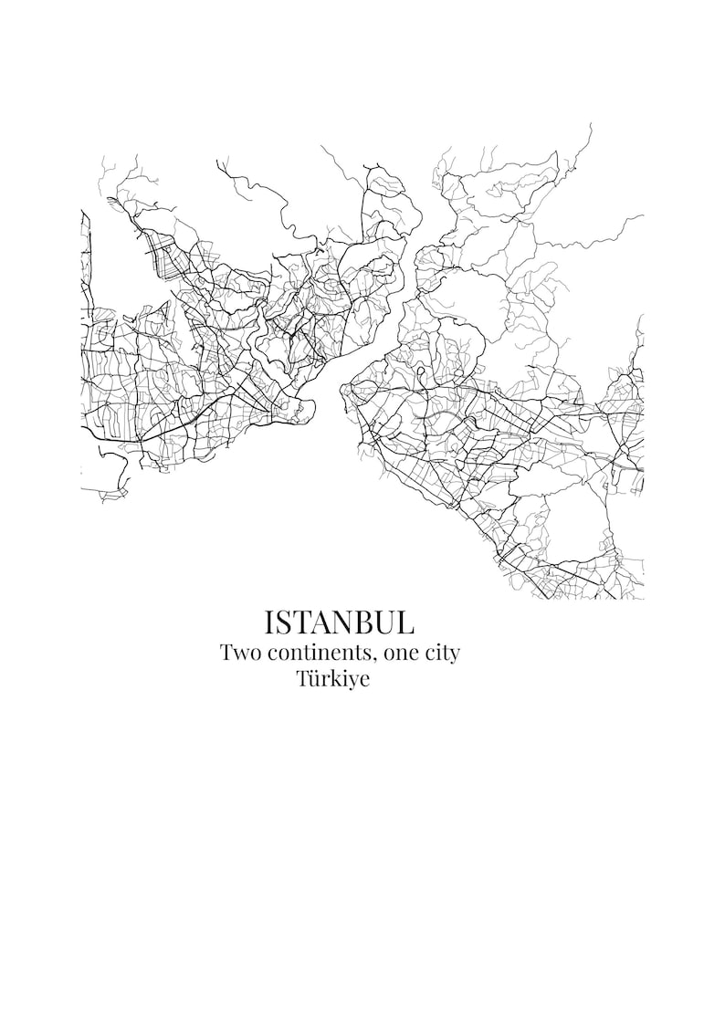 Puede incluir: Un mapa impreso en blanco y negro de Estambul, T&uuml;rkiye, que muestra intrincadas redes de calles a ambos lados del B&oacute;sforo. El texto debajo del mapa dice: ISTANBUL, Two continents, one city, T&uuml;rkiye. El dise&ntilde;o es minimalista y limpio.