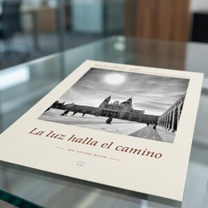 La luz halla el camino | Plaza de la Armería Madrid Fine Art Print | Almudena Cathedral Black and White Photography bild 2