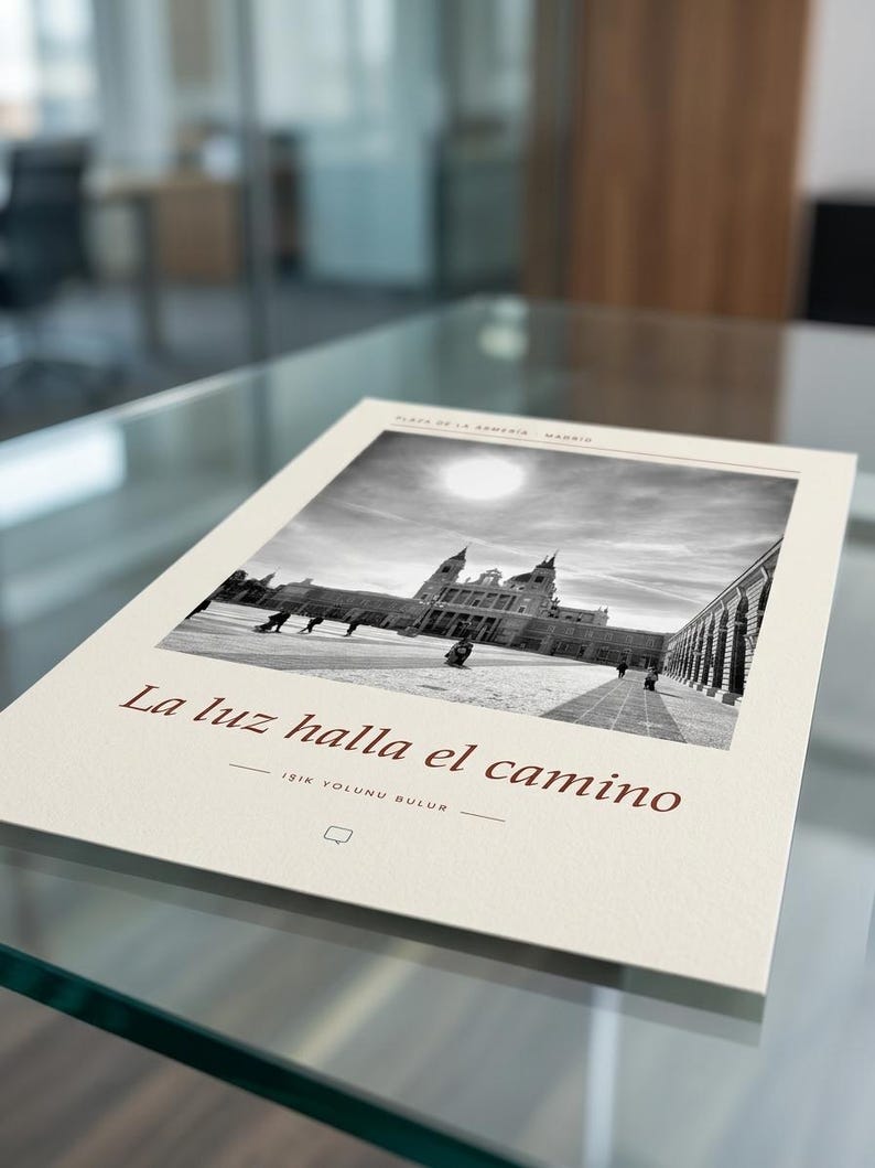 La luz halla el camino | Plaza de la Armería Madrid Fine Art Print | Almudena Cathedral Black and White Photography bild 2