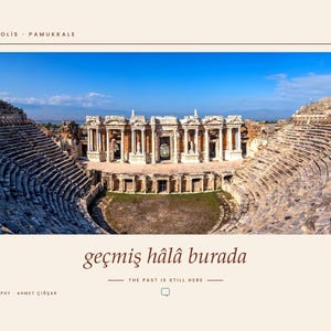 Puede incluir: Vista panor&aacute;mica del antiguo anfiteatro de piedra en Hier&aacute;polis, Pamukkale, con gradas y una estructura de escenario central bajo un cielo azul. El texto dice HIERAPOLIS PAMUKKALE, ge&ccedil;miş h&acirc;l&acirc; burada, THE PAST IS STILL HERE.