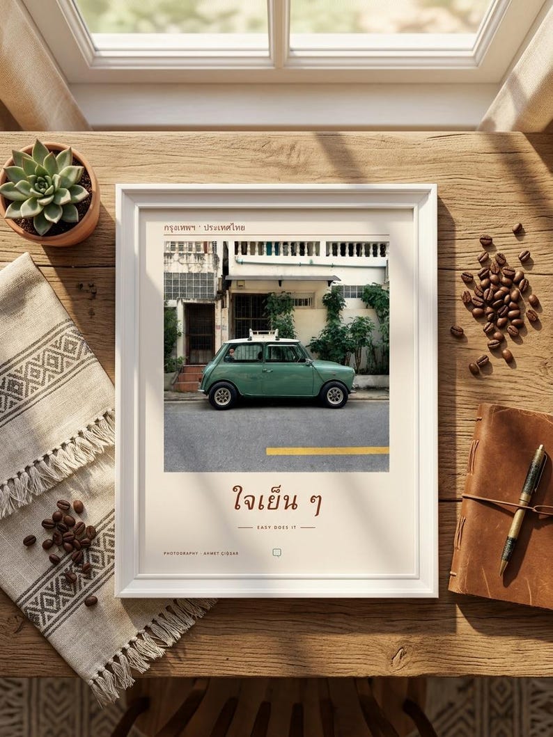Pode incluir: Uma impress&atilde;o art&iacute;stica emoldurada com a fotografia de um carro antigo verde-s&aacute;lvia estacionado numa rua em frente a um edif&iacute;cio. A impress&atilde;o inclui o texto tailand&ecirc;s "ใจเย็น ๆ", o texto em ingl&ecirc;s "EASY DOES IT" e a localiza&ccedil;&atilde;o "กรุงเทพฯ &bull; ประเทศไทย".