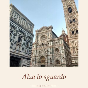 Op de afbeelding: De Piazza del Duomo in Florence toont de kathedraal met een gedetailleerde gevel van wit, groen en roze marmer, een hoge klokkentoren en een koepel. Bovenaan staat PIAZZA DEL DUOMO FIRENZE, onderaan staat Alza lo sguardo BAŞINI KALDIR.