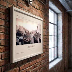 Op de afbeelding: Een rechthoekige ingelijste kunstdruk met een foto van een kudde paarden die door stof rent. De print bevat de tekst HURMETCI - KAYSERI bovenaan, r&uuml;zg&acirc;ra karşı in het midden en PHOTOGRAPHY - AHMET ESEN aan de onderkant.