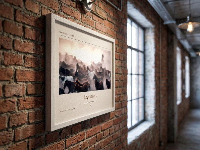Op de afbeelding: Een rechthoekige ingelijste kunstdruk met een foto van een kudde paarden die door stof rent. De print bevat de tekst HURMETCI - KAYSERI bovenaan, r&uuml;zg&acirc;ra karşı in het midden en PHOTOGRAPHY - AHMET ESEN aan de onderkant.