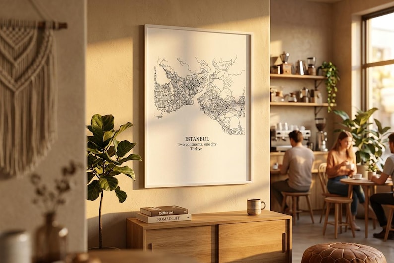 Puede incluir: Una l&aacute;mina de arte mural enmarcada que muestra un mapa de l&iacute;neas negras de Estambul, Turqu&iacute;a. El texto debajo del mapa dice: ISTANBUL, Two continents, one city, T&uuml;rkiye. La l&aacute;mina se exhibe en un marco blanco fino sobre una pared clara y un mueble de madera.